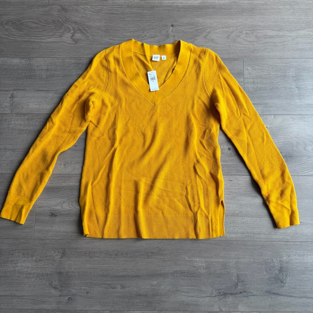 NWT Gap Factory v-neck lightweight sweater - size small - golden yellow